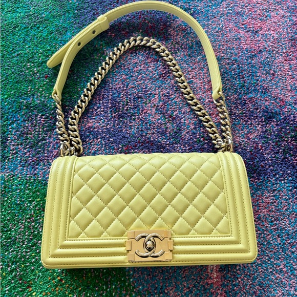 CHANEL Boy bag in Pastel Yellow with Gold Hardware sz MEDIUM very light wear - Picture 9 of 17